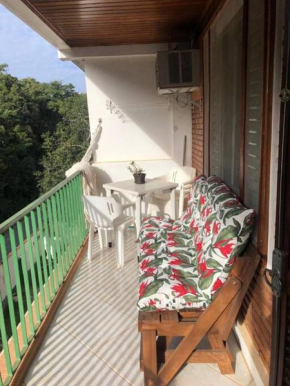 Espaçoso Flat com Varanda e ar condicionado no Cavalinho Branco para até 6 hóspedes